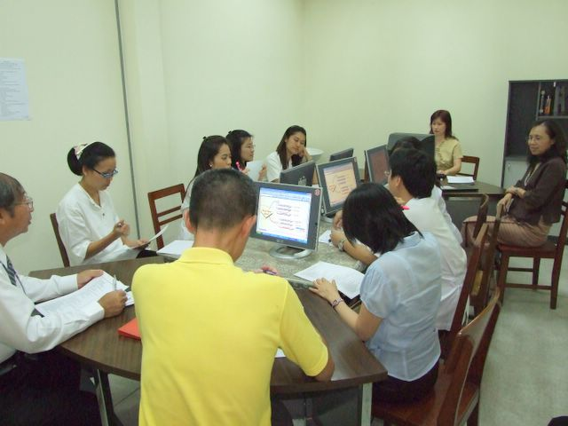 หัวหน้างานห้องสมุด นำทีมออก Road Show ณ ภาควิชาเวชศาสตร์ ครอบครัว คณะแพทยศาสตร์โดยมี นางชมพูนุช บุญญวรรณ เป็นวิทยากรบรรยายในหัวข้อ”การสืบค้นฐานข้อมูลทางการแพทย์”