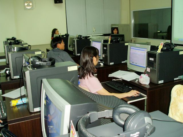 หัวหน้างานห้องสมุด นำทีมออก Road Show ณ ภาควิชาโสต ศอ นาสิกวิทยา คณะแพทยศาสตร์โดยมี นางชมพูนุช บุญญวรรณ เป็นวิทยากรบรรยายในหัวข้อ”การสืบค้นฐานข้อมูลทางการแพทย์”