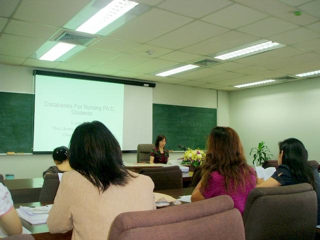 คณะพยาบาลศาสตร์ นำนักศึกษาปริญญาเอกเข้าฟังการบรรยาย เรื่อง “การบริการ และการสืบค้นข้อมูลห้องสมุด”โดยมี นางชมพูนุช บุญญวรรณ เป็นวิทยากรบรรยาย