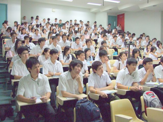 หัวหน้างานห้องสมุดนำทีมบรรยาย “แนะนำการใช้ห้องสมุดและสืบค้นข้อมูล”แก่นักศึกษาแพทย์ชั้นปีที่ 2 จำนวน 191 คนณ ห้องประชุมชั้น 3 อาคารเรียนรวม คณะแพทยศาสตร์