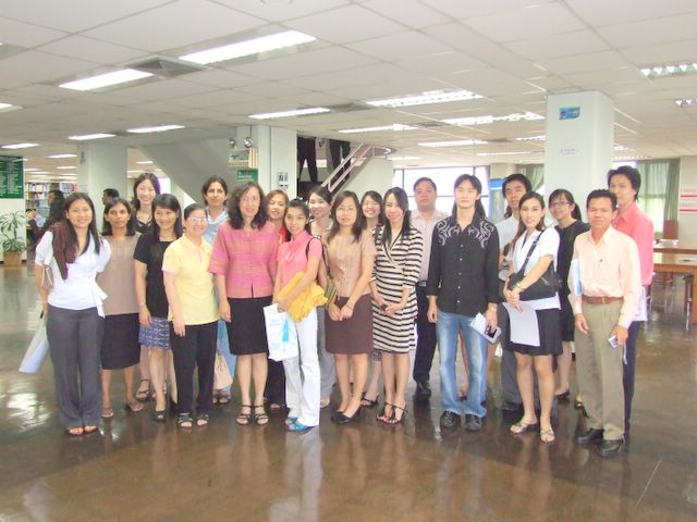 แพทย์ พยาบาล จากสถาบันโรคผิวหนังแห่งประเทศไทยเข้าเยี่ยมชมดูงานห้องสมุดคณะแพทยศาสตร์ มช.