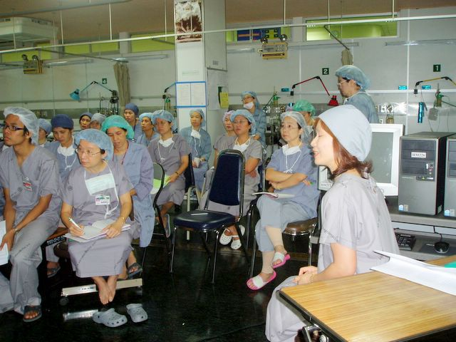 บรรยายให้ความรู้เรื่อง “การสืบค้นข้อมูลวารสารทางการแพทย์ด้วย IT”โดยมี นางชมพูนุช บุญญวรรณ เป็นวิทยากร