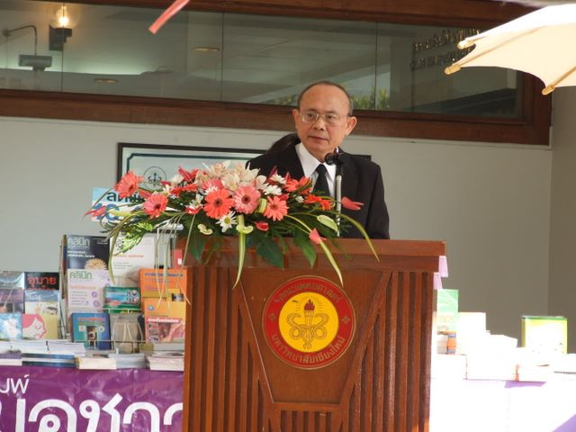 พิธีเปิดงาน Medical Book Day ครั้งที่ 3ได้รับเกียรติจาก รศ.นพ.นิเวศน์ นันทจิต คณบดีคณะแพทยศาสตร์ เป็นประธานเปิดงาน