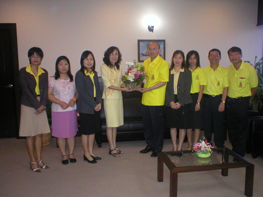 นางไพจิตต์ ลีอังกูลเสถียร หัวหน้างานห้องสมุด และบุคลากรห้องสมุดคณะแพทยศาสตร์ มหาวิทยาลัยเชียงใหม่เข้าเยี่ยมคารวะ และแสดงความยินดี กับ “รศ.นพ.นิเวศน์ นันทจิต” คณบดีคณะแพทศาสตร์ ฯ