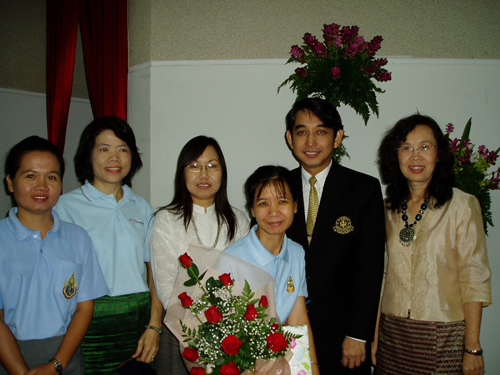 “นางสาวพิมพรรณ ไชยวุฒิ คุณวุฒิปริญญาตรี นิติศาสตร์บัณฑิต”ลุกจ้างชั่วคราว ตำแหน่ง เจ้าหน้าที่พิมพ์ดีดเข้ารับเกียรติบัตร ลูกจ้างชั่วคราวดีเด่น ในวันศุกร์ที่ 22 กันยายน 2549 เวลา 10.30-12.00 น.ณ ห้องประชุมชั้น 2 อาคารเรียนรวม คณะแพทยศาสตร์ มหาวิทยาลัยเชียงใหม่