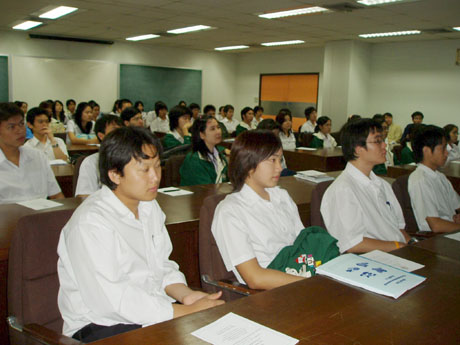 ห้องสมุดบรรยายแนะนำการใช้ห้องสมุด และ การสืบค้นฐานข้อมูลทางการแพทย์แก่นักศึกษาคณะแพทยศาสตร์ ชั้นปีที่ 2