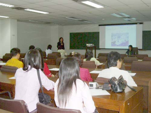 บุคลากรสำนักหอสมุดฯ เยี่ยมชมห้องสมุดคณะแพทยศาสตร์