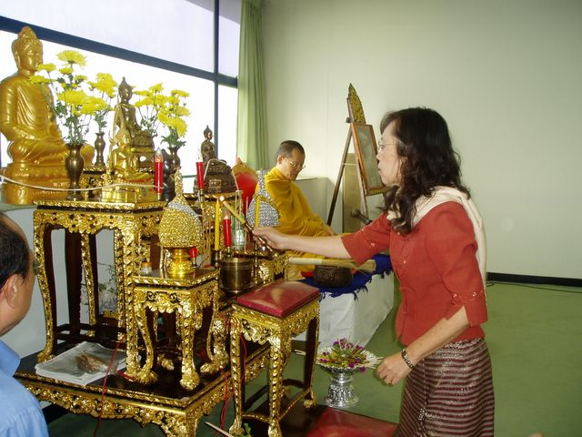 บุคลากรห้องสมุด ทำบุญ และถวายภัตราหารเพลพระสงฆ์เนื่องในโอกาสวันขึ้นปีใหม่ พ.ศ. 2550