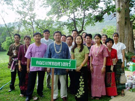 ห้องสมุดคณะแพทยศาสตร์ เป็นตัวแทนคณะฯ เข้าร่วมกิจกรรมการประกวดลาบพื้นเมือง ในงานพิธีดำหัวอธิการบดี และ ผู้อาวุโส มหาวิทยาลัยเชียงใหม่ ประจำปี 2549