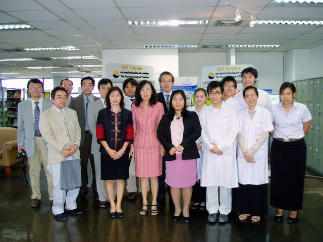 บุคลากรทางการแพทย์ จาก Gunma University ประเทศญี่ปุ่นเข้าเยี่ยมห้องสมุดคณะแพทยศาสตร์