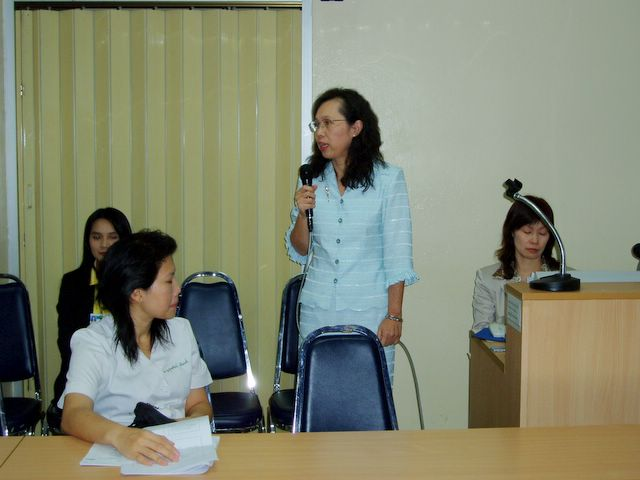 หัวหน้างานห้องสมุด นำทีมออก Road Show ณ ภาควิชาจักษุวิทยา คณะแพทยศาสตร์โดยมี นางชมพูนุช บุญญวรรณ เป็นวิทยากรบรรยายในหัวข้อ”การสืบค้นฐานข้อมูลทางการแพทย์”