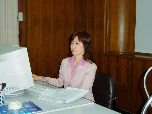 หัวหน้างานห้องสมุด นำทีมออก Road Show ณ ภาควิชานิติเวชวิทยา คณะแพทยศาสตร์โดยมี นางชมพูนุช บุญญวรรณ เป็นวิทยากรบรรยายในหัวข้อ”การสืบค้นฐานข้อมูลทางการแพทย์”