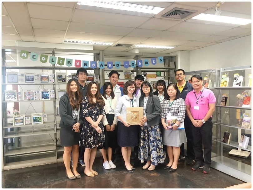 Instructor of Faculty of Humanity supervise student Internships at Medical Library, CMU.