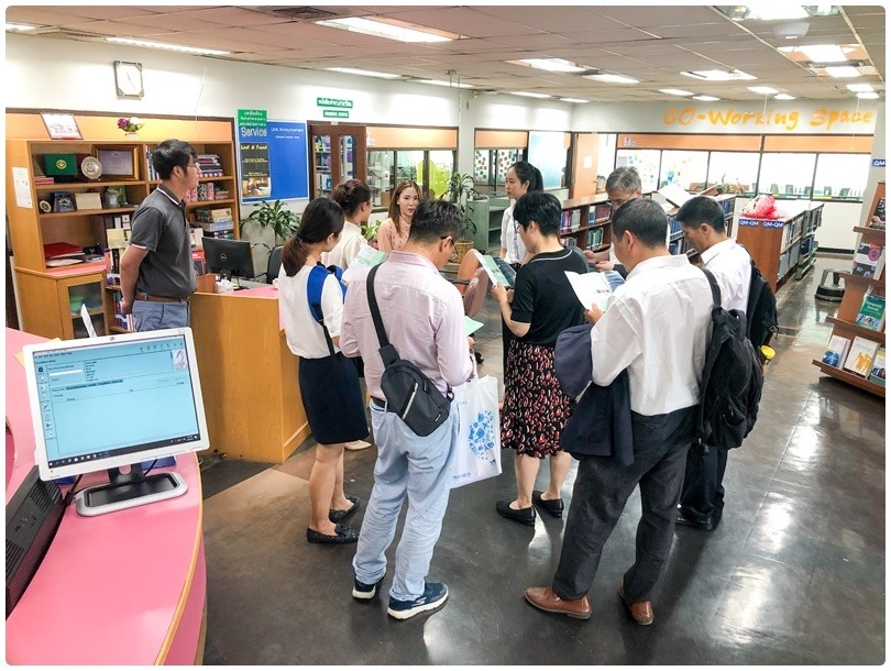 Dali Clinical Medicine Teacher Training Program attendees from People Republic of China visited Medical Library.
