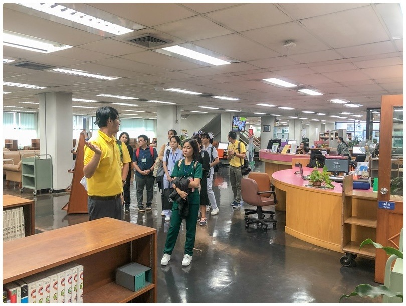 Nurses in Specific Training Program (Hemodialysis) visits Medical Library, CMU.