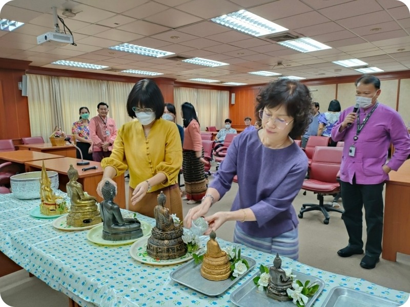 สรงน้ำพระ และรดน้ำดำหัวบุคลากรอวุโสห้องสมุดคณะแพทย์ มช. ประจำปี 2566