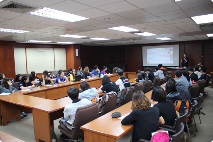 Nurses of Specialty in Emergency Nurse Practitioner (ENP) Program visited Medical Library, CMU.