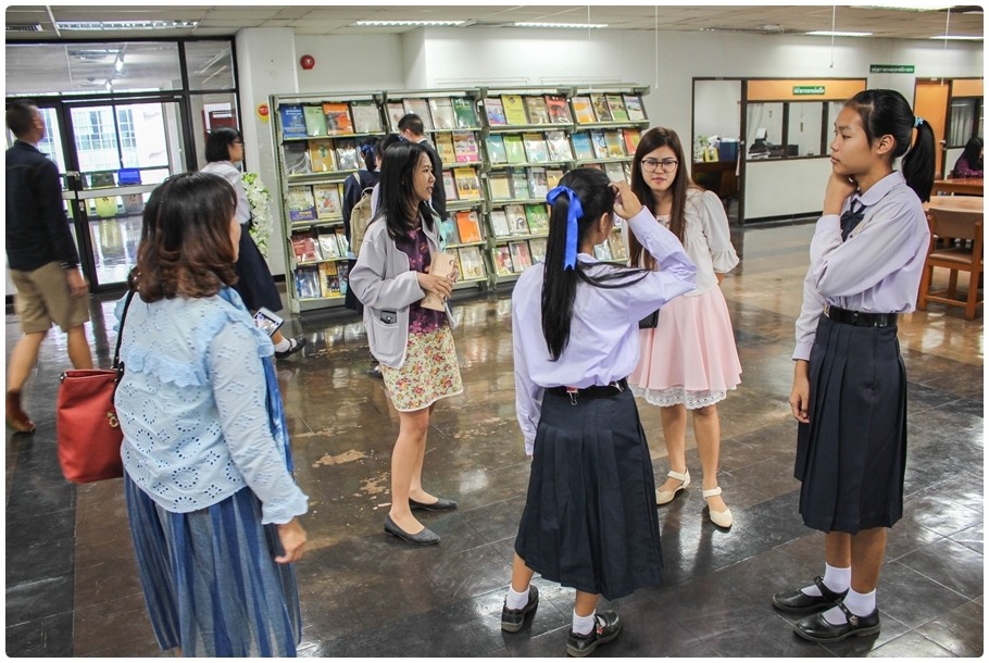 Library visit of students attended in Mahidol Poem Contest.
