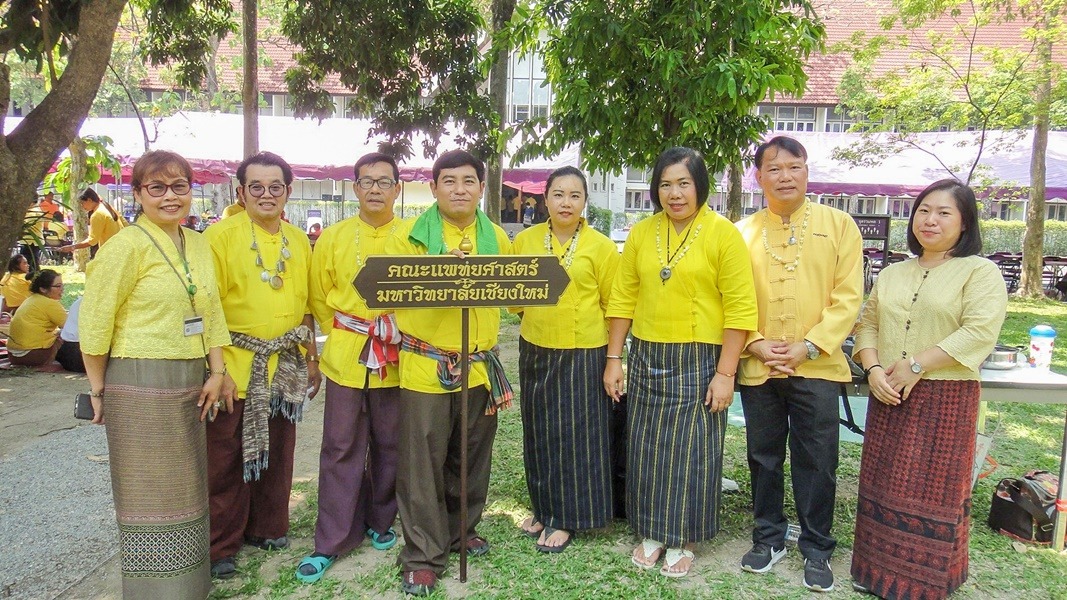 Medical Library participated in Songkran Festival of Faculty and pay respects to elders of library staffs.