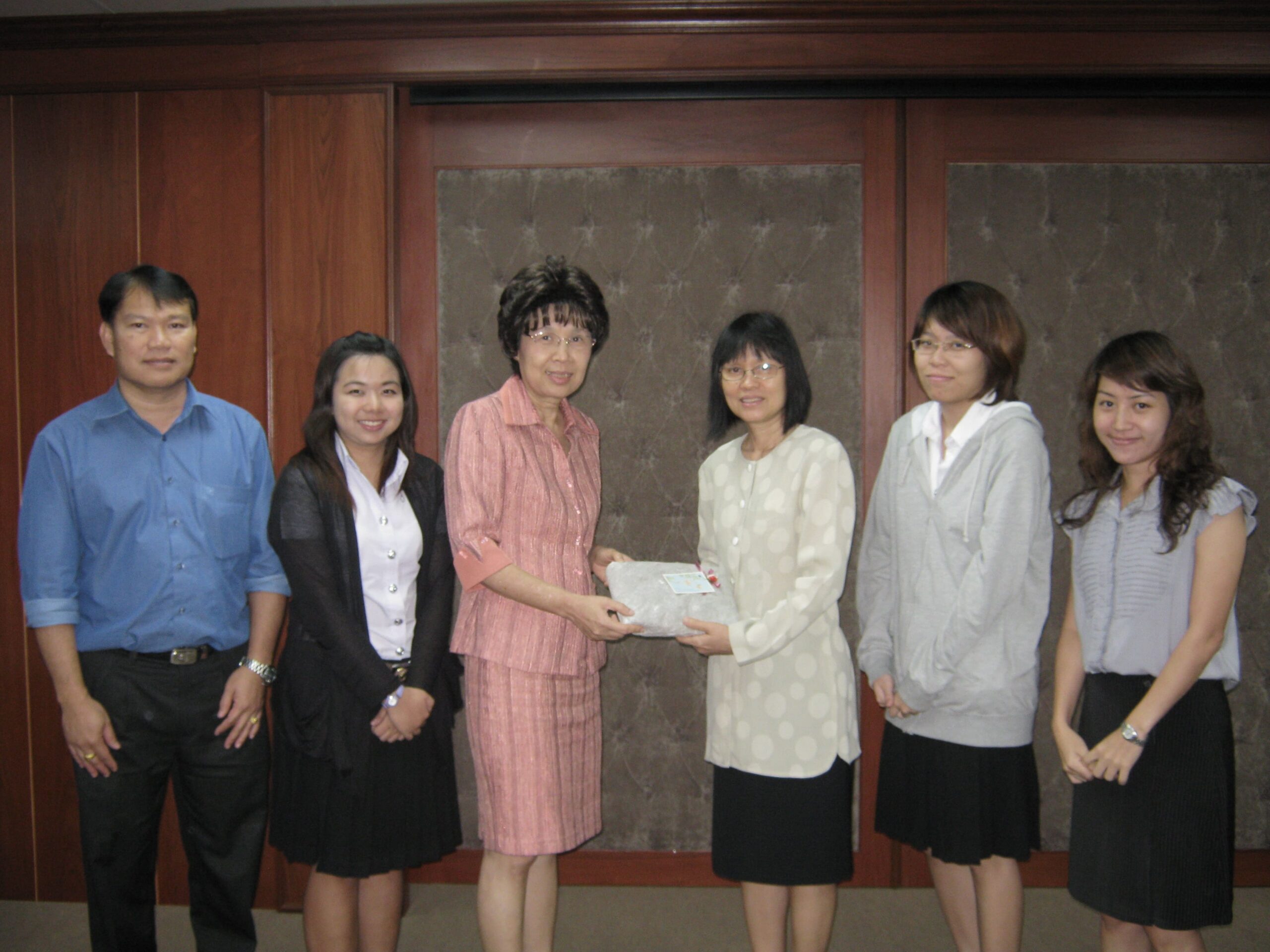 Assist Prof. Pranee Wongjamras. Lecturer ofInformation Study Division. Faculty of Humanities,CMU. visited the Medical Library for Student Internship Visiting.