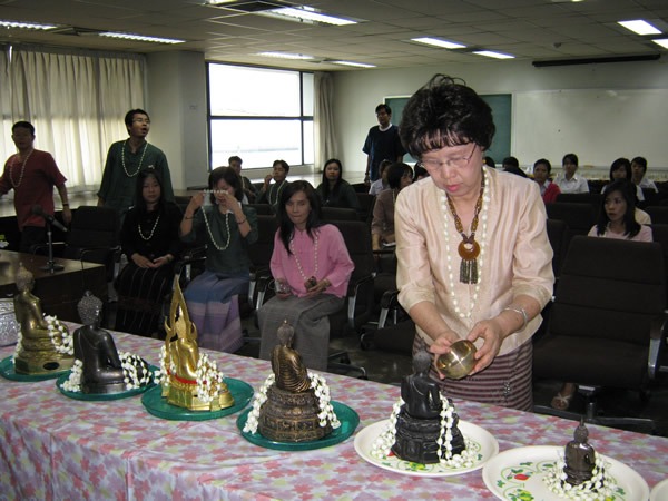 Medical Library,CMU celebrates Songkran Festival and invitesMrs.Paichit Leeungurasatien, Chief Librarian to give blessing to library staffs.