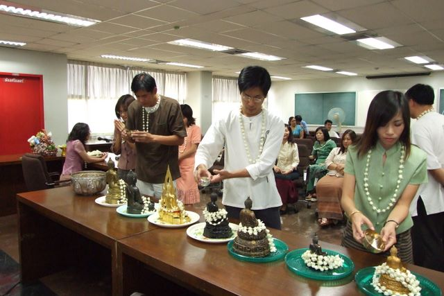 The Medical Library, CMU had organized a ceremony to celebrateSongkran Festival and had invited Mrs.Paichit Leeungurasatien,Chief Librarian to give blessing to library staffs.