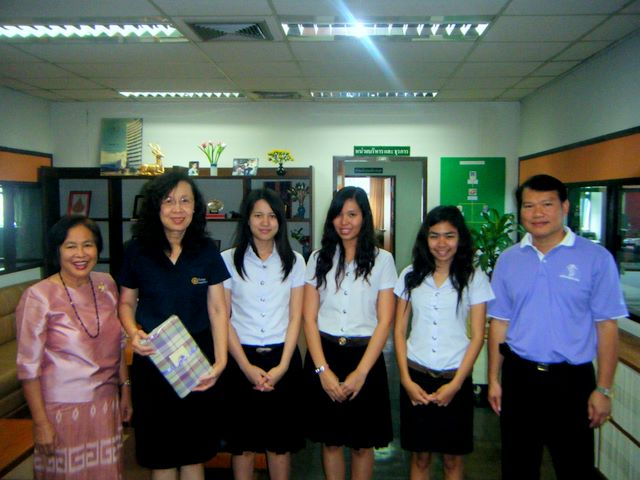 Assistant Professor Ladda Rungwisai. Lecturer of Information Study Division.Faculty of Humanities CMU Visited the Medical Library for Student Internship Visiting :Welcome by Mrs.Pichit Leeungulsatien, Head Librarian
