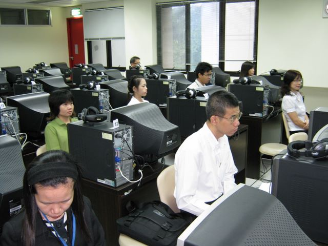 12 Medical databasees training was set as workshopfor students, doctors and researchers.Hosted by Medical Library, CMU. and Book Promotion & Services Ltd.