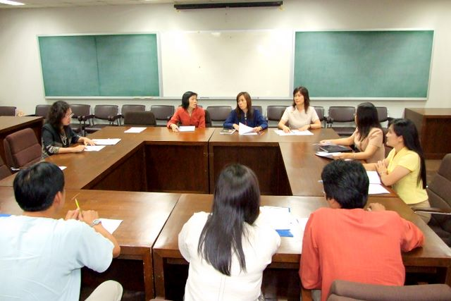 Disscussion of library tour staffsfor the 2nd year medical students orientation
