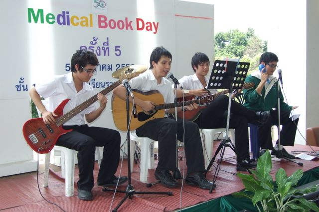 Mini Concert from the musical group of Medical Student Club, Faculty of Medicine, CMU.