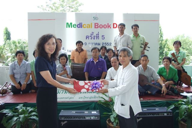 Cultural music by Cultural Music Club of Faculty of Medicine in Medical Book Day Activities.