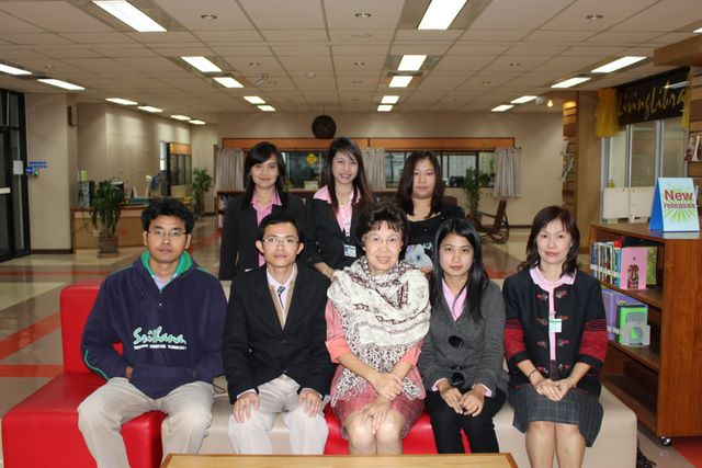 Information Technologist and Librarian of Medical Education Center ChiangraiRegional Hospital visited Medical Library, CMU.