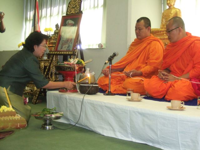 Medical library, CMU cerebrates New Year Day by make merit in Buddismin the morning along with small party among library’personnels in the affternoon.