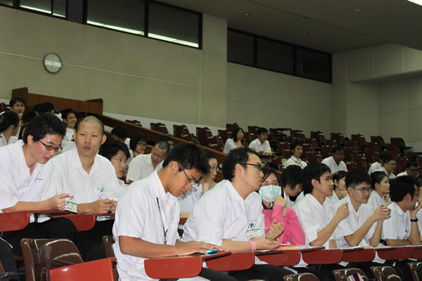 Library orientation for 5th year medical students inUp-to-Date Databases.