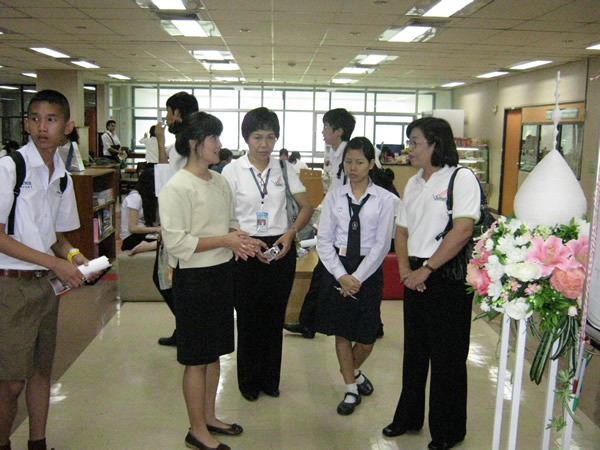 Welcome library visit for high school teachers & studentswho participatein Mahidol Poem Contest.