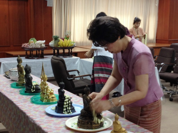 Medical Library,CMU celebrates Songkran Festival and invites Chief Librarianto give blessing to library staffs. Also participadted in Faculty’s SongkranFestival Cerebration 2012 and joined cultural food cooking contest.