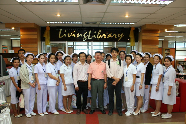 แพทย์และพยาบาลผู้เข้าอบรมหลักสูตรเฉพาะทาง ฝ่ายการพยาบาล คณะแพทยศาสตร์ เยี่ยมชมห้องสมุด