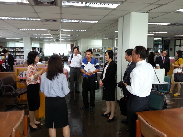 Staffs of Zhejiang University School of Medicine visited Medical Library, CMU.