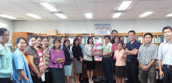 The Head of Library received the 2013 New Year Fruit Gift Basketfrom the Library Staff and gave them the best wishes for the new year.