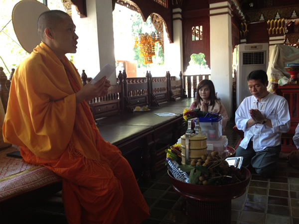 The Library began the New Year 2013, The Head together with library staffhave done merit by offering fruits and flowers to Phra Phum at the Spirit Houseof Faculty of Medicine, offering food and essentials to a monk at Wat Pan Saoand the Ex-Associate Dean and a Deputy Director of Main Library came togive the new year greetings.