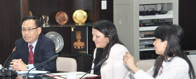 Prof. Chua Yeow Leng ผู้บริหารและคณะฯ จาก Singapore Health Services PTE.LTDจากประเทศสิงคโปร์ เยี่ยมชมห้องสมุดคณะแพทย์