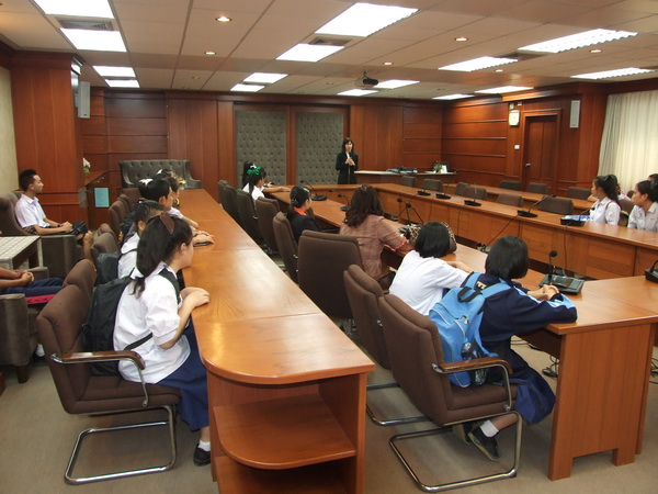 Welcome library visit for 2013 Mahidol Poem Contest Examinees.