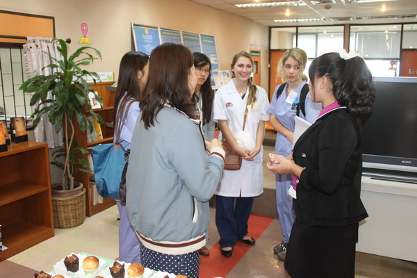 International Medical Students visits Library.
