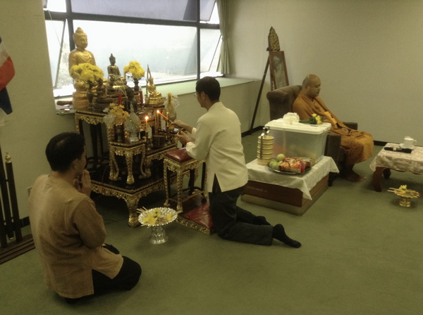 The library come for happy new year 2015 to administrative staffsof Faculty of Medicine, CMU. and celebrates by making merit in Buddhism.
