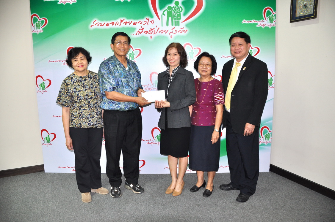 นพ.รัธชัย ฤทธาภรณ์ ผู้แทน Thai Physicians Association of America Foundationมอบเงินบริจาคจำนวน 40,000 บาทเพื่อใช้ในกิจกรรมสนับสนุนและส่งเสริมการศึกษาของห้องสมุดคณะแพทยศาสตร์