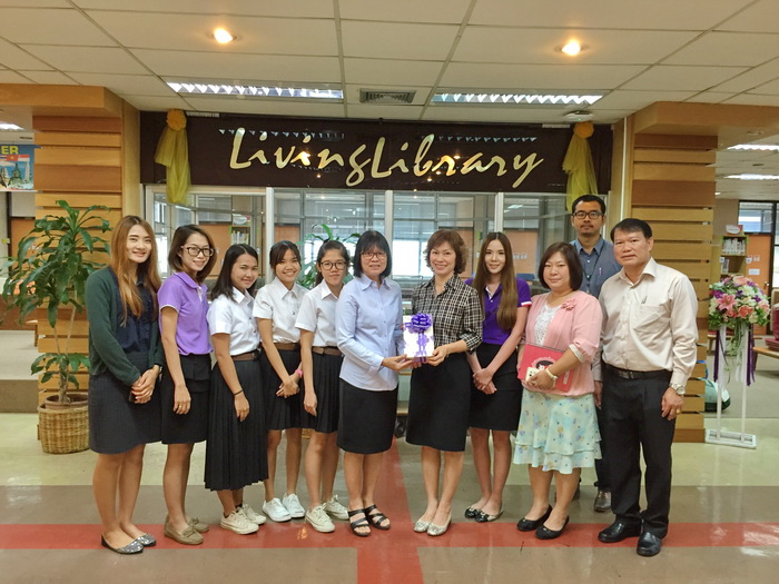 Instructor of Faculty of Humanity supervise student Internships at Medical Library, CMU.