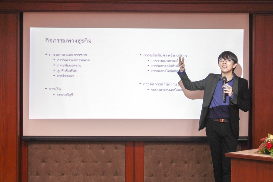 Data management in the age of big data : Roles and opportunities for library staffs.