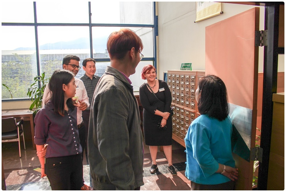 OCLC staffs visited Medlical Library, CMU.