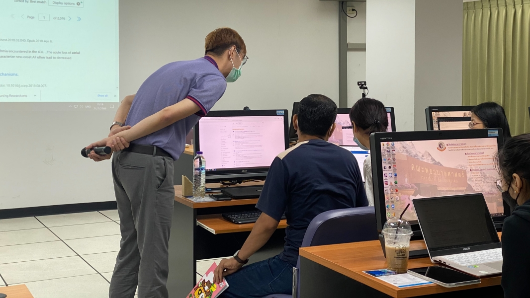 ห้องสมุดเป็นวิทยากรบรรยายเรื่องการพัฒนาทักษะการเขียงอ้างอิงโดยใช้โปรแกรม Endnote สำหรับนักศึกษาระดับบัณทิตศึกษา (หลักสูตรนานาชาติ)