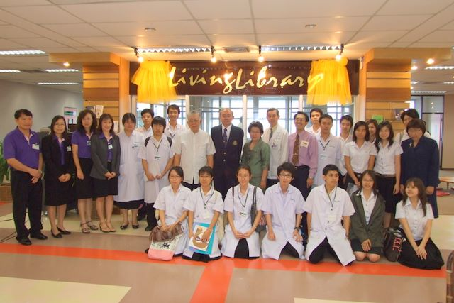 The Living Library ‘s grand opening is giving byAssoc. Prof. Niwes Nantachit, Dean of Faculty of Medicine, CMU.Joining with guest talkshow by Dr.Apiwat Jaenjarean in”How to use relexing time in medical study” topic.